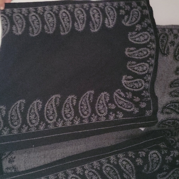 Forever 21, unisex one size fits all shawl. - Picture 6 of 6